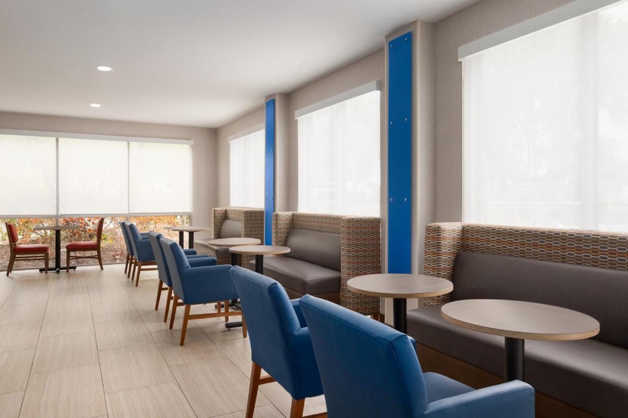 Holiday Inn Express Vero Beach-West I-95 By Ihg Екстериор снимка