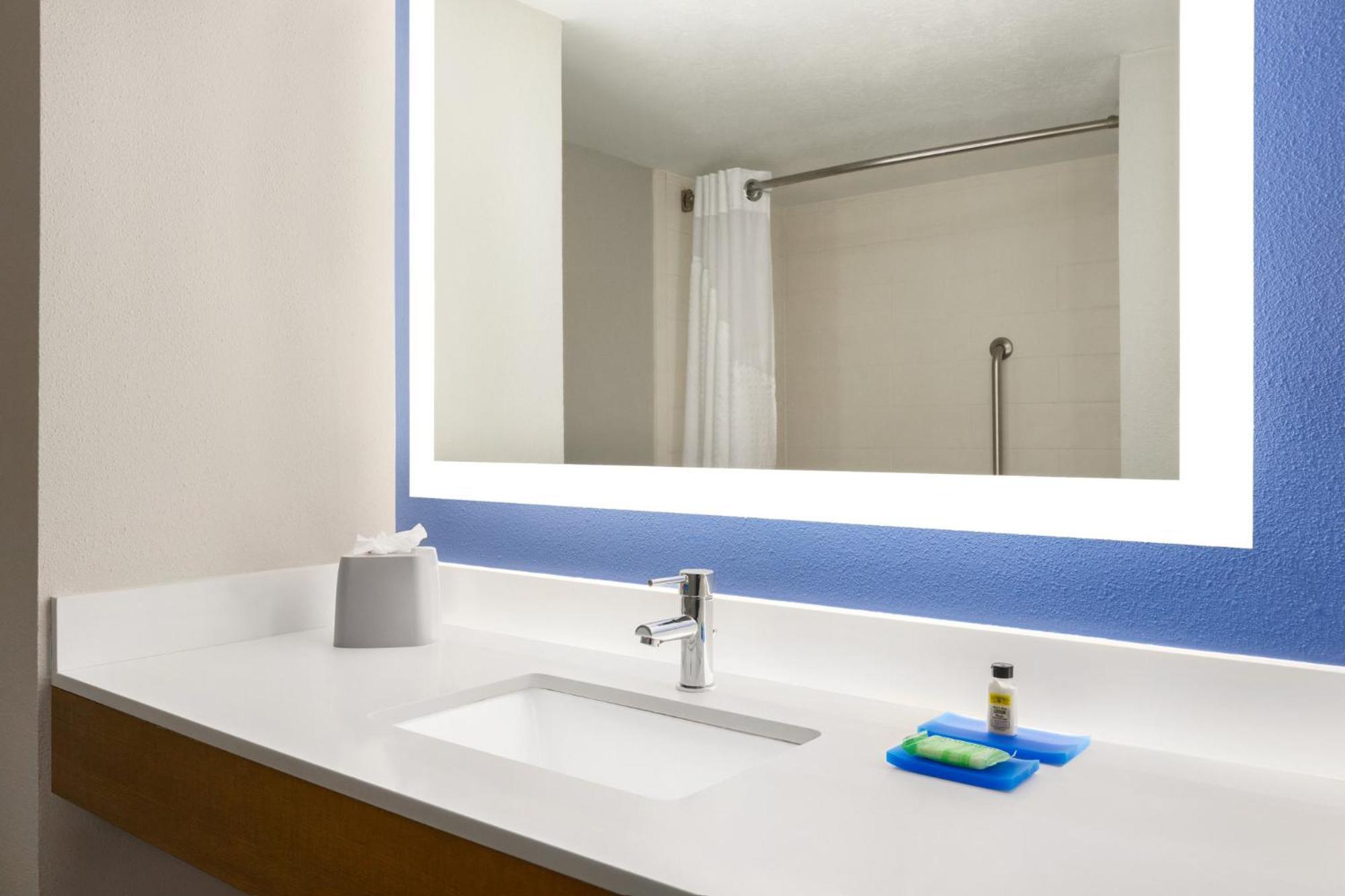 Holiday Inn Express Vero Beach-West I-95 By Ihg Екстериор снимка