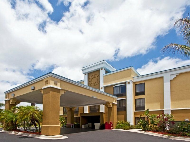 Holiday Inn Express Vero Beach-West I-95 By Ihg Екстериор снимка